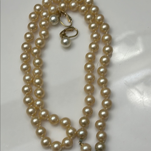 Classic Creamy White Pearl Necklace with Lustrous Sheen and Medium Size - Picture 5 of 5